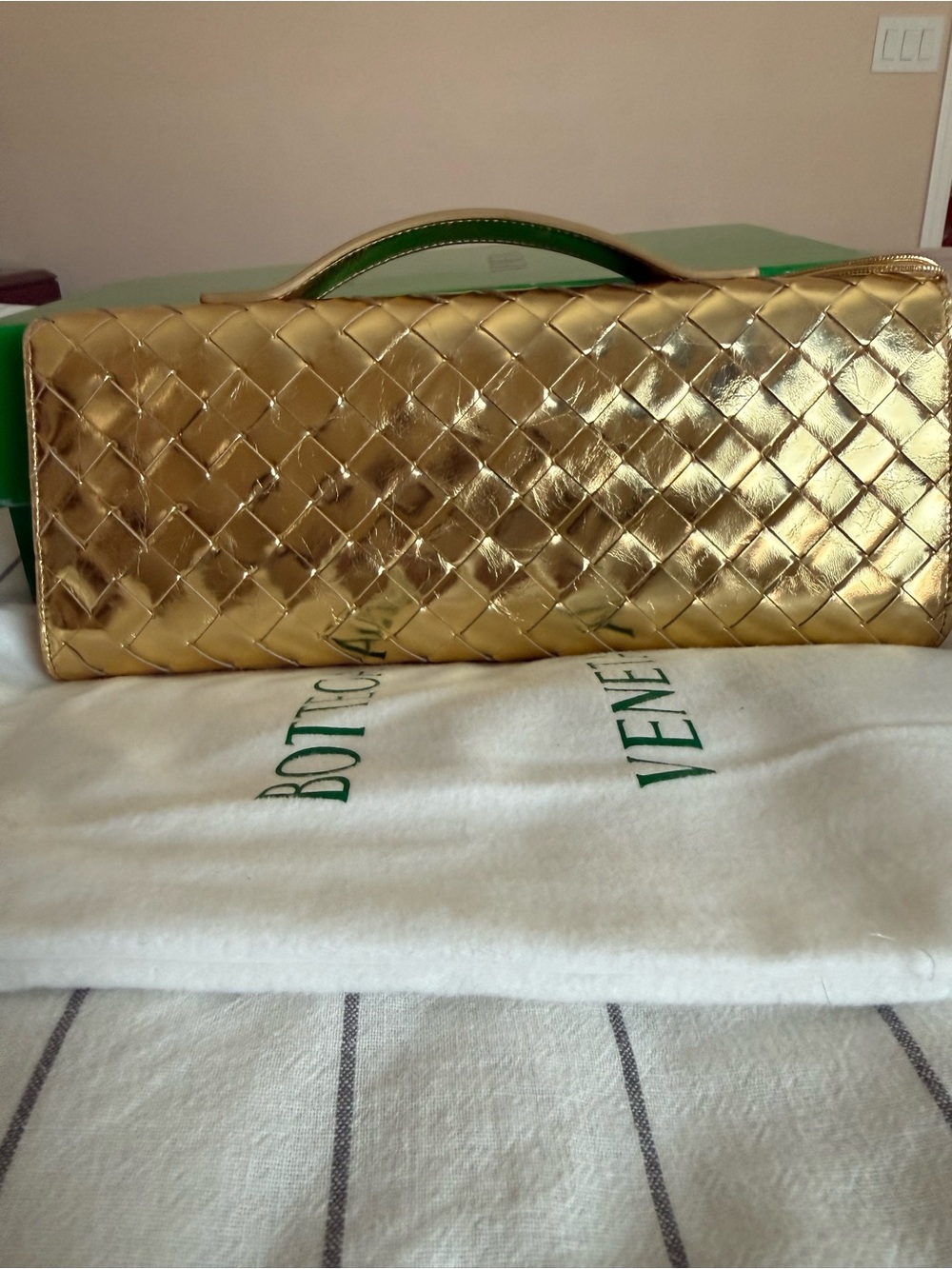 Bottega Veneta Andiamo Gold distressed calf Leather top handle Clutch NWOT - Picture 3 of 12